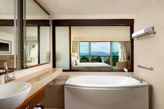 Suite Bathroom – Shower/Tub