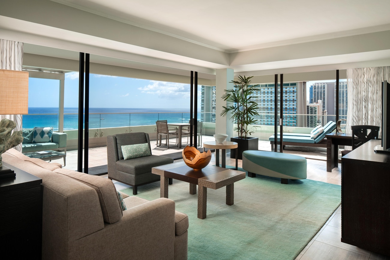 Sala de estar de la suite penthouse con vistas al mar