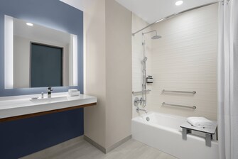 Baño accesible para personas con necesidades de movilidad especiales – Combinación de bañera y ducha