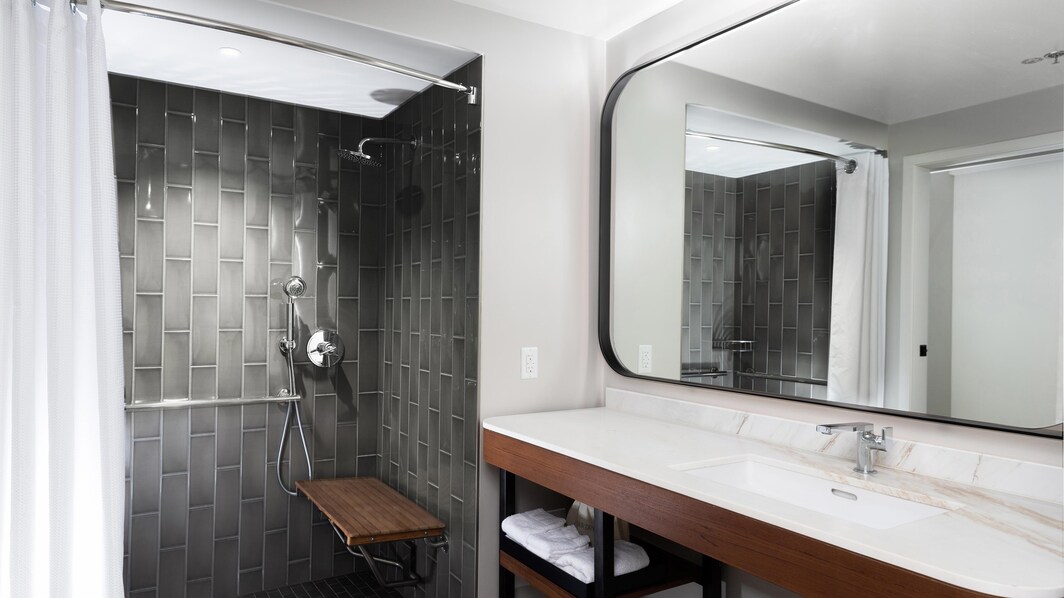Ванная комната для гостей с ограниченной подвижностью – безбарьерный душ