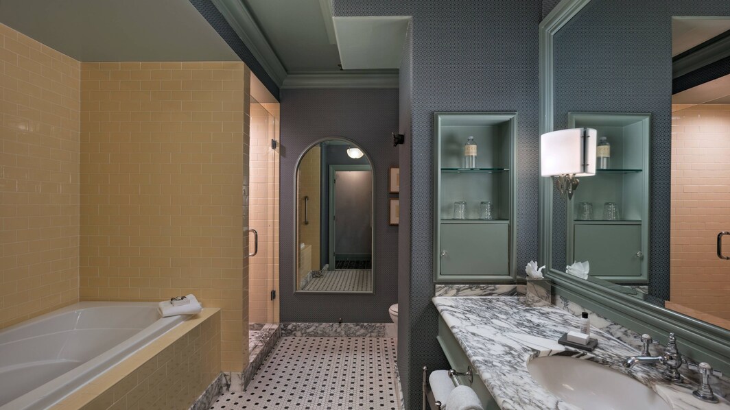 Baño de la habitación con dos camas Queen - Bañera