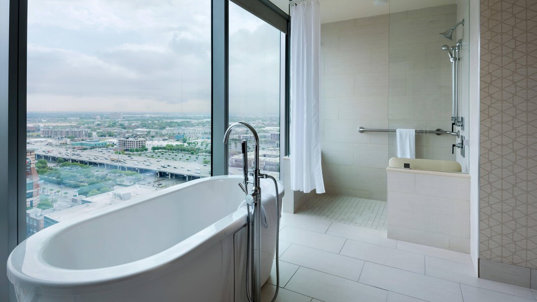 Suite ejecutiva - Baño con instalaciones para personas con necesidades especiales y ducha con acceso para sillas de ruedas