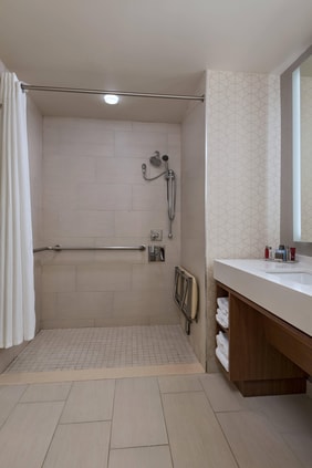 Banheiro para hóspedes com mobilidade reduzida – Chuveiro
