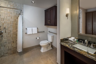 Baño de la suite Pinnacle accesible para personas con discapacidades