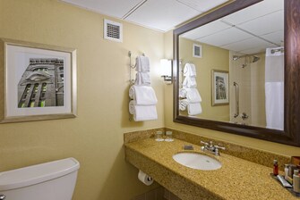 Baño de hotel en West Houston
