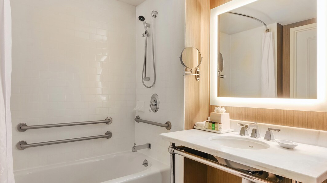 Banheiro acessível para hóspedes com mobilidade reduzida – banheira