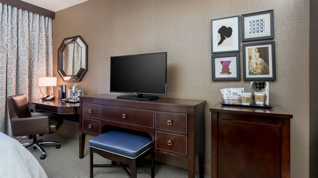 Televisor y escritorio de la habitación individual con cama tamaño King