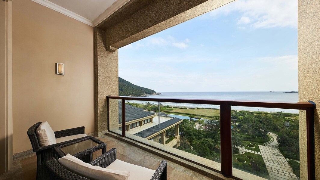 Balcón de la habitación Deluxe con vista al mar
