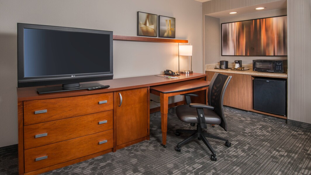 Suite Workspace and Wet Bar