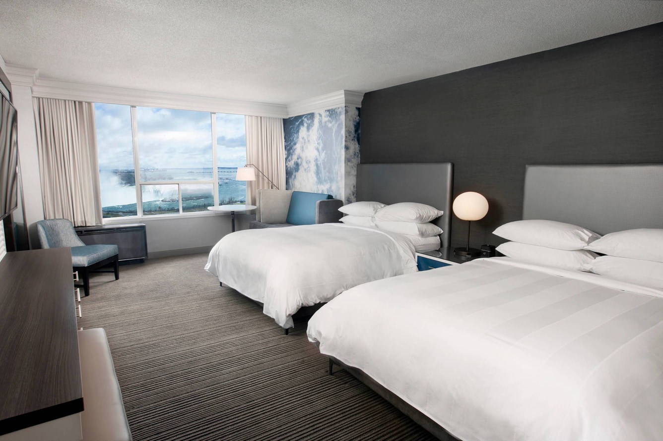 Guest room with a view of Niagara Falls. Bleu7.com