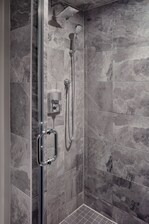 Douche d’une salle de bain de chambre Supérieure avec vue sur les chutes