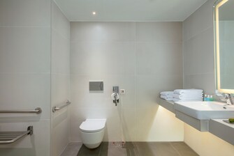 Baño de la habitación Wonderful accesible para personas con discapacidades, por solicitud