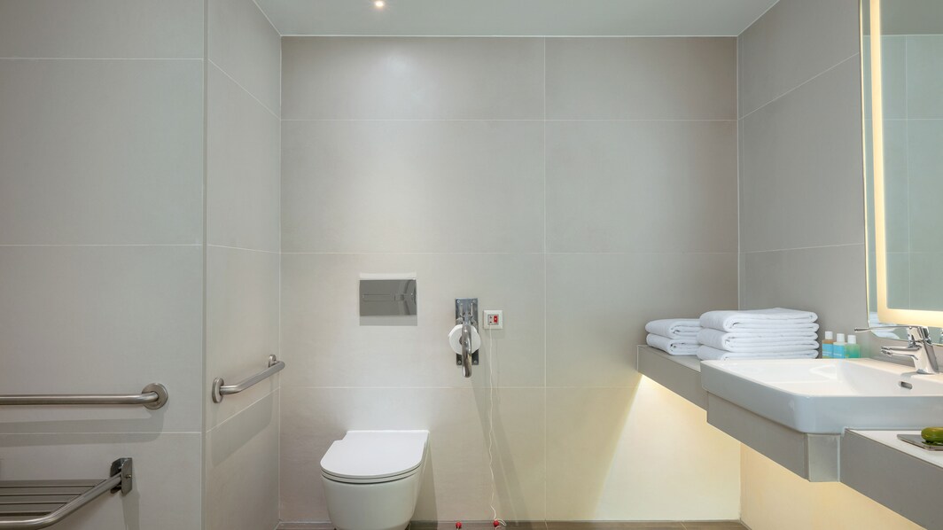 Номер Wonderful – ванная для гостей с ограниченной подвижностью по запросу