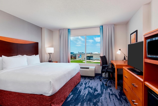 King Guest Room â€“ Skyline View