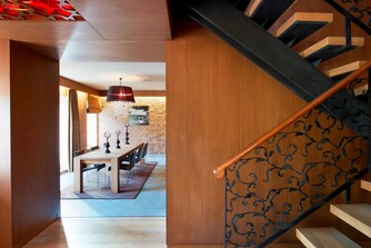Wow Suite – Speiseraum und Treppe
