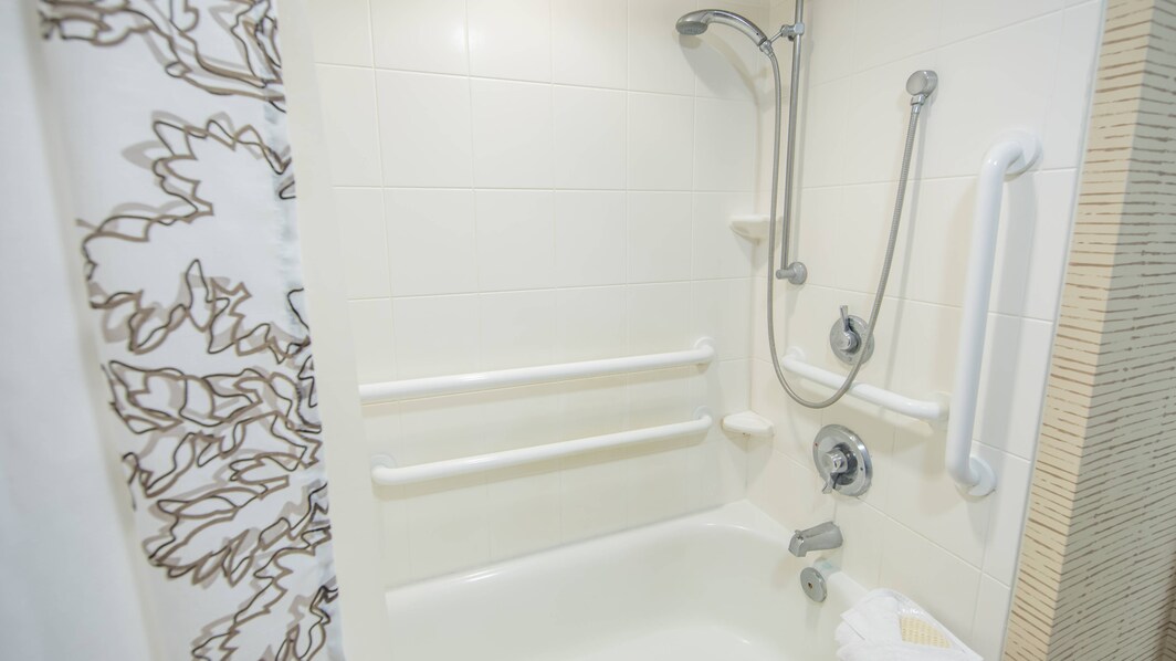 Baño accesible para personas con necesidades de movilidad especiales - Combinación de bañera y ducha