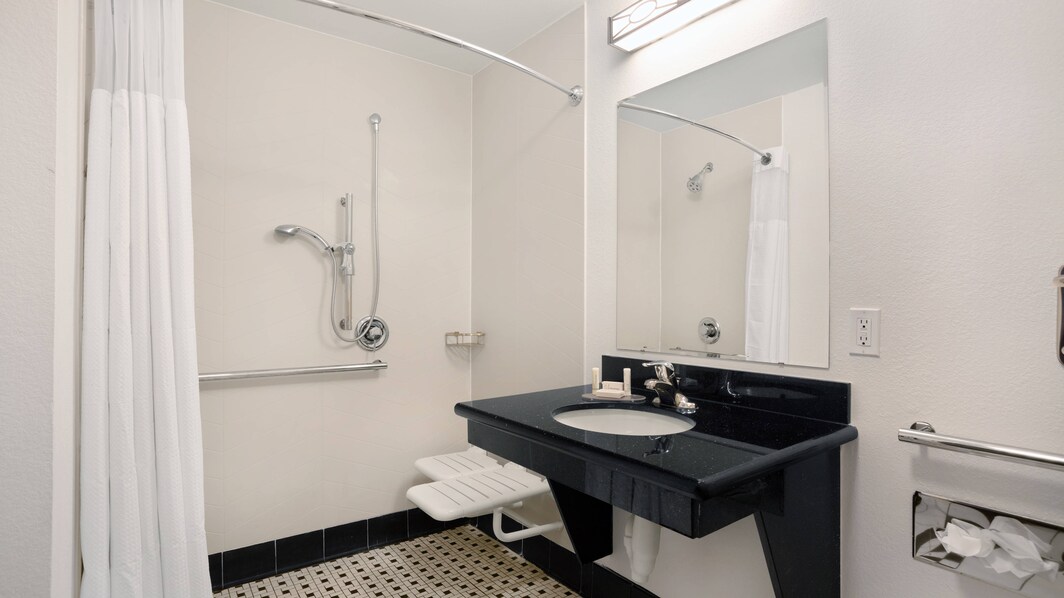 Banheiro para hóspedes com mobilidade reduzida com chuveiro acessível
