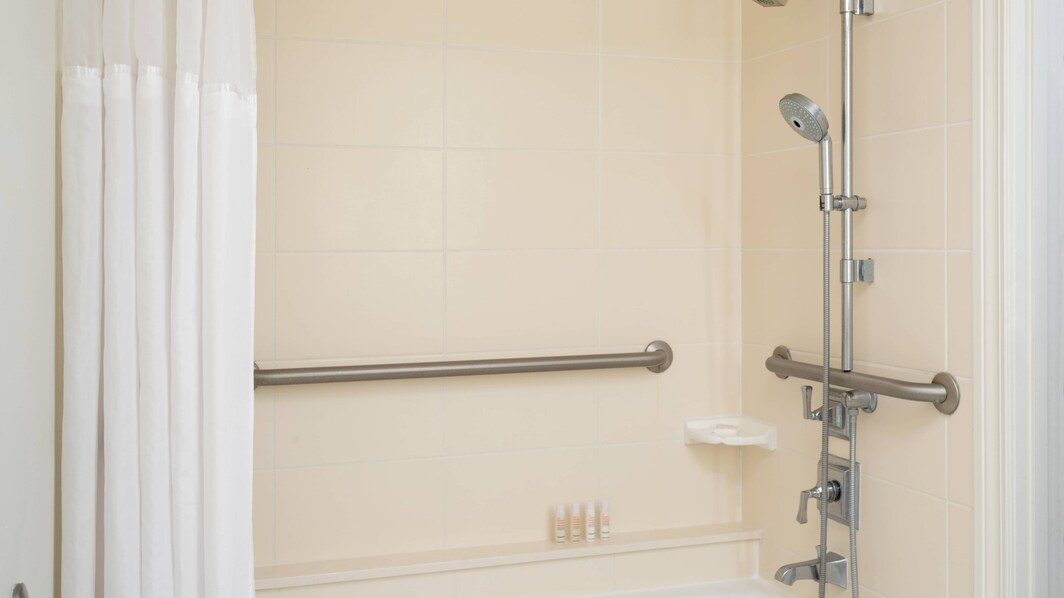 バリアフリーバスルーム－一体型のバスタブ/シャワー