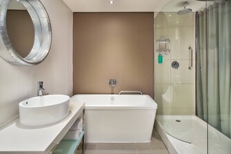 Salle de bain d'une chambre plus spacieuse