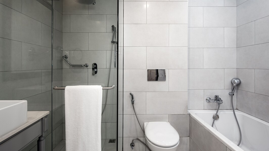 Ванная комната в клубном премиальном номере – отдельные душ и ванна