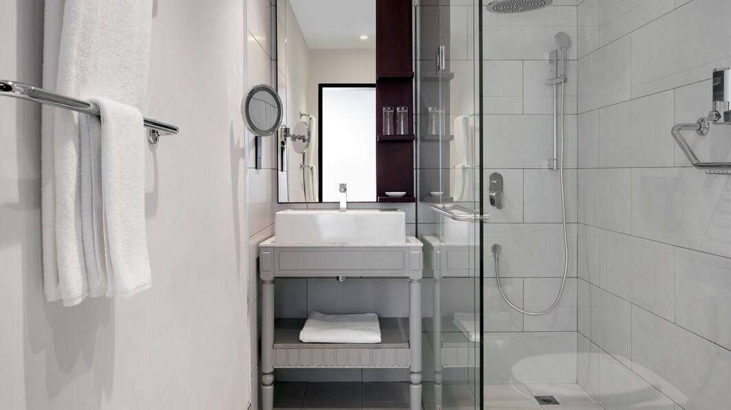 Ванная комната в делюксе с двуспальной кроватью (King) – безбарьерный душ