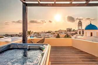Piscina de hidromasajes de la suite Aegean con impresionantes vistas