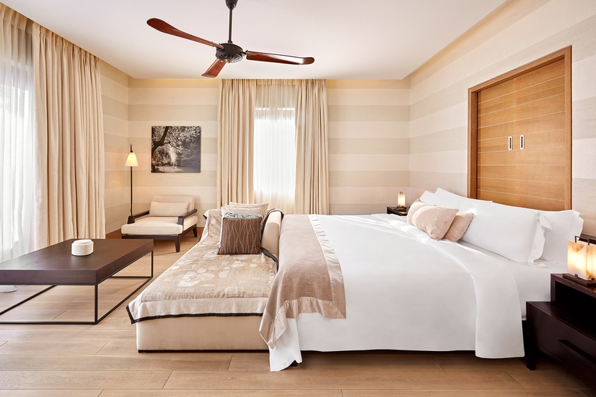 Zimmer mit Kingsize-Bett in der Villa Koroni
