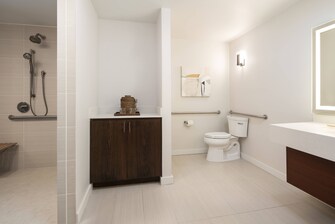 Na Hale Guest Room - Accessible Bathroom