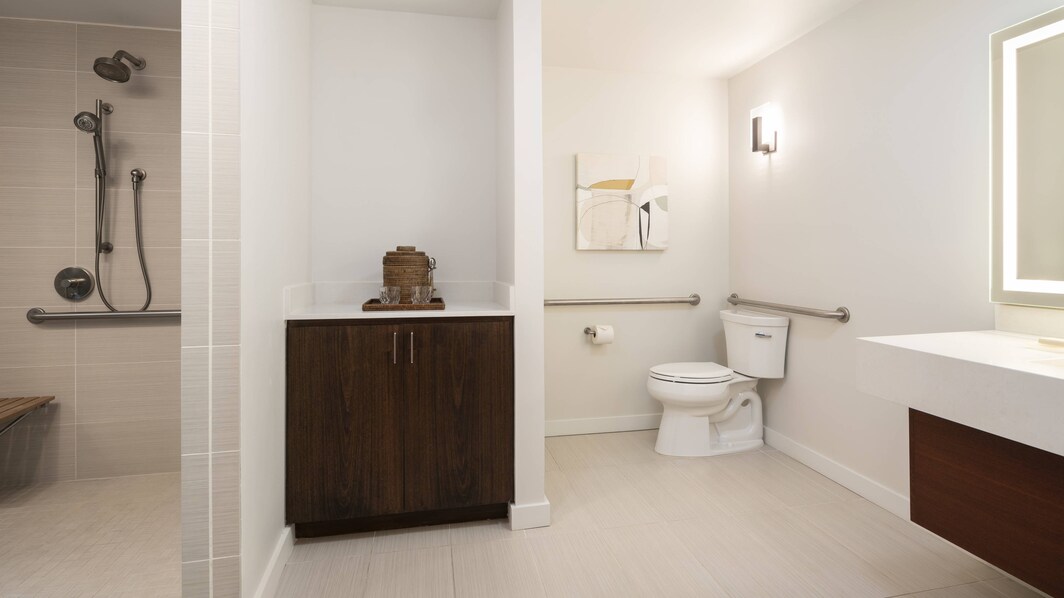 Banheiro para hóspedes com mobilidade reduzida da suíte Na Hale