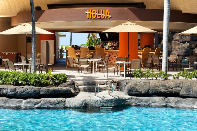 Bar e lounge Holua, ao lado da piscina