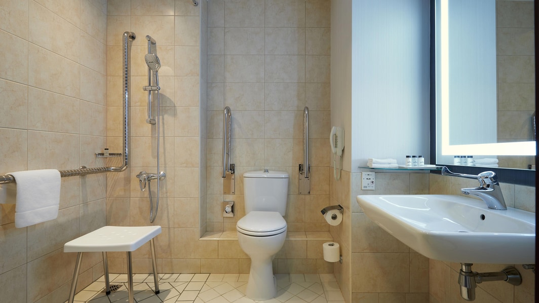 Ванная комната для гостей с ограниченной подвижностью – душ