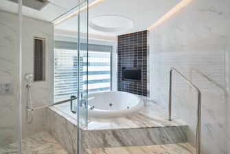 プレジデンシャルスイートのバスルーム – 独立したシャワーとバスタブ