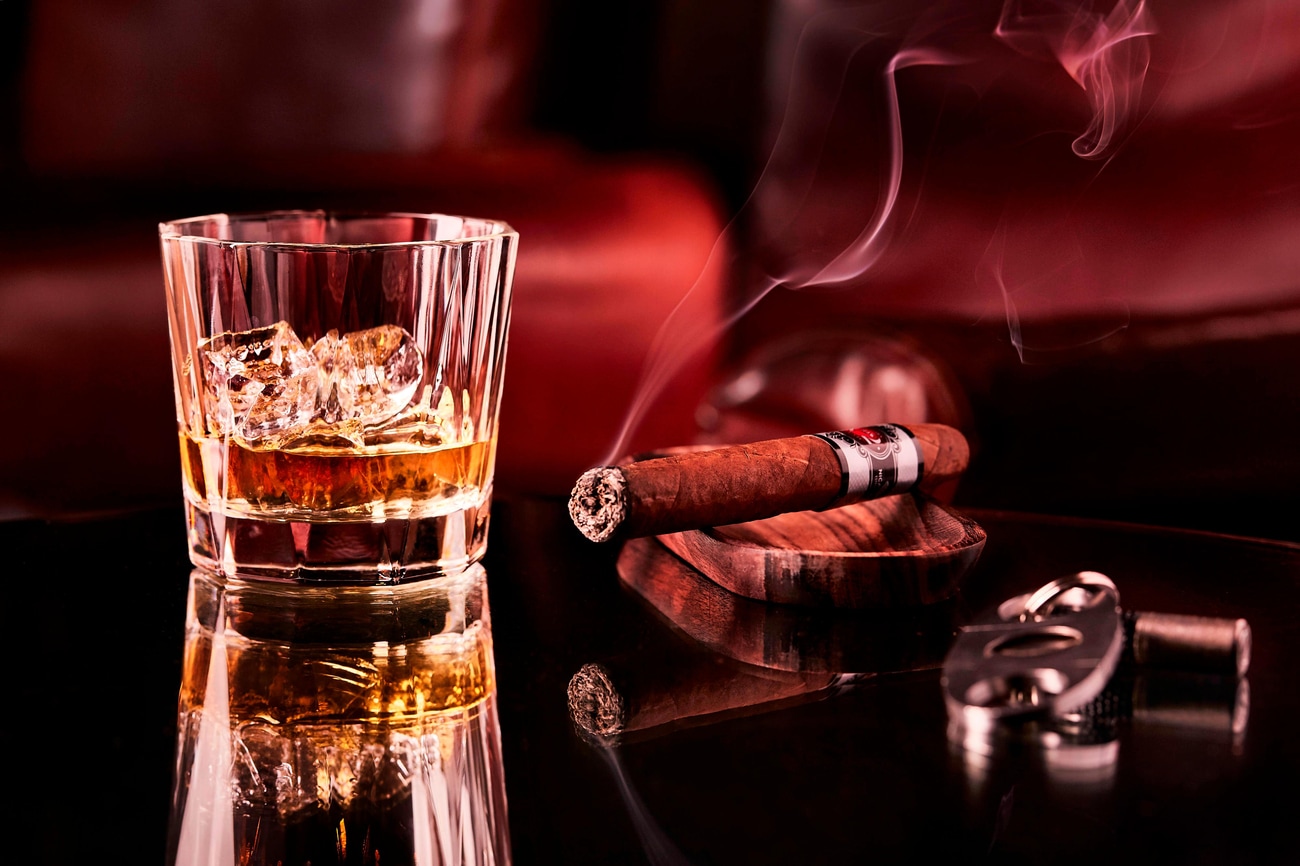 443 Bar Lounge Malt Whisky with Cigar