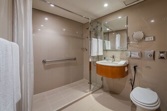 حمام غرفة نزلاء قابل لوصول الأشخاص ذوي الاحتياجات الخاصة