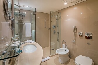 حمام جناح صغير (Junior) – حجيرة استحمام تسمح بدخول كرسي متحرك
