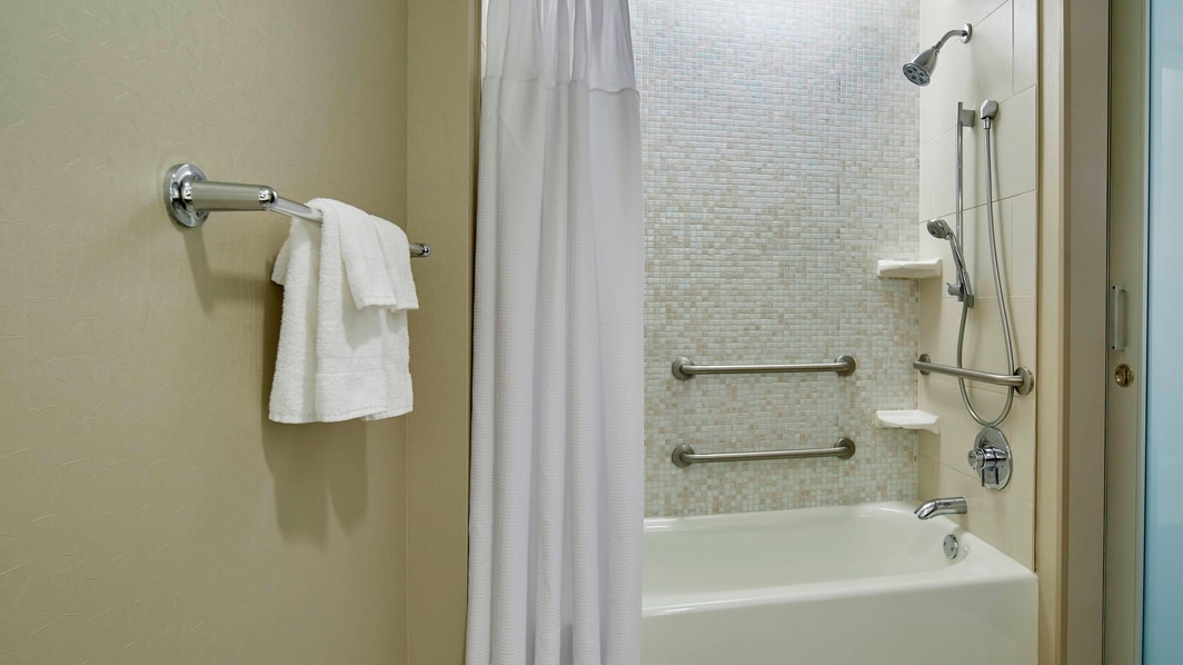 Baño para huéspedes con facilidades para personas con necesidades especiales - Bañera