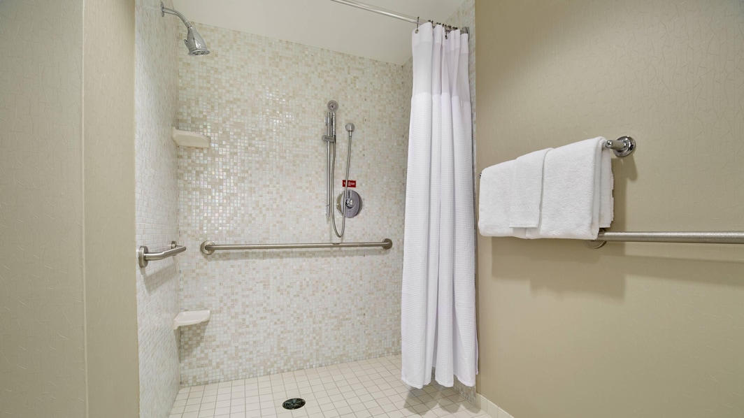 バリアフリー客室バスルーム－車椅子用シャワー
