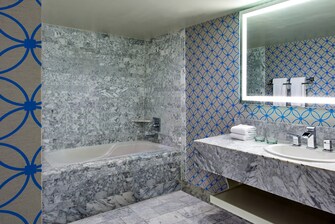 Hot Tub Suite - Bathroom