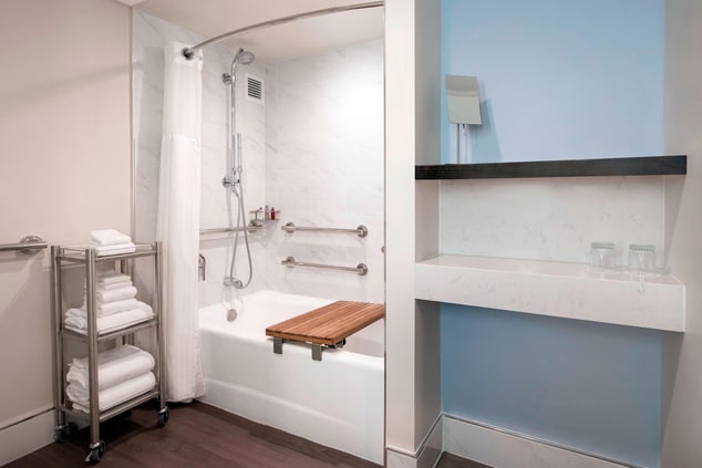 Banheiro para hóspedes com deficiência – banheira