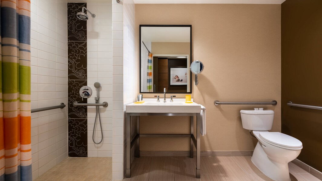 デラックス バリアフリーの客室バスルーム－車椅子用シャワー