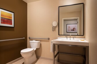 Medio baño de la suite Griffin con instalaciones para personas con necesidades especiales