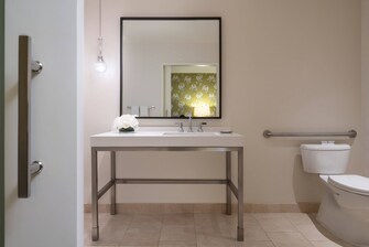 Medio baño de la suite JW con instalaciones para personas con necesidades especiales