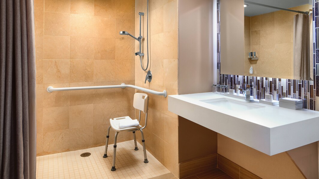 Banheiro para hóspedes com mobilidade reduzida – Chuveiro para cadeira de rodas