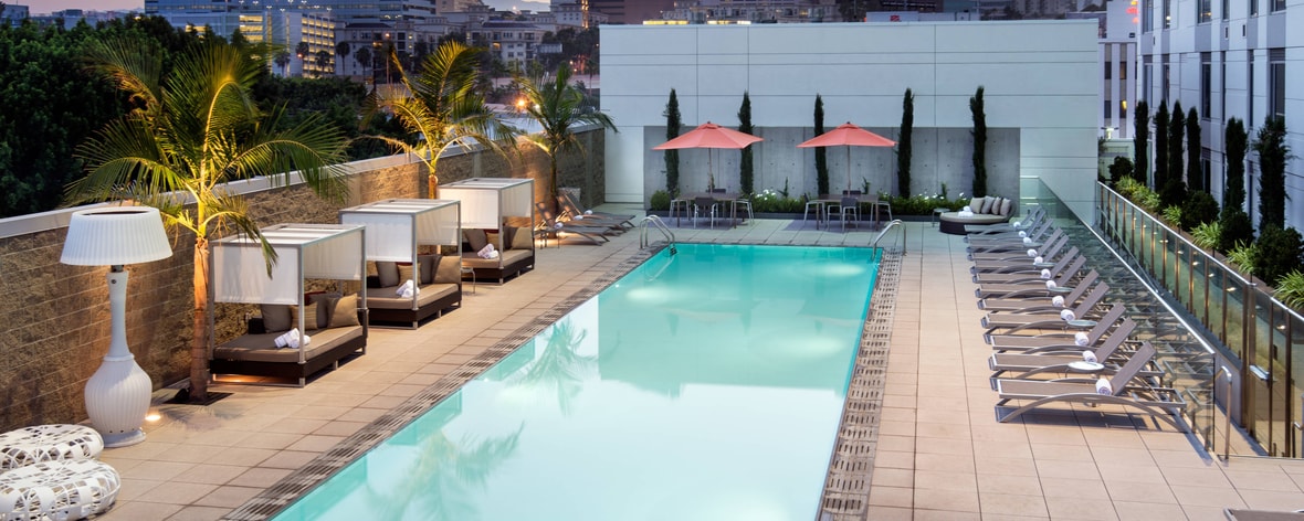 Residence Inn Los Angeles L.A. LIVE - piscine extérieure à la tombée de la nuit