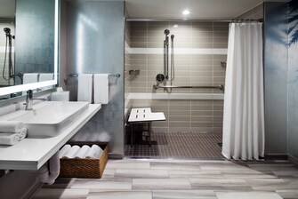 バリアフリースイートのバスルーム－車椅子用シャワー