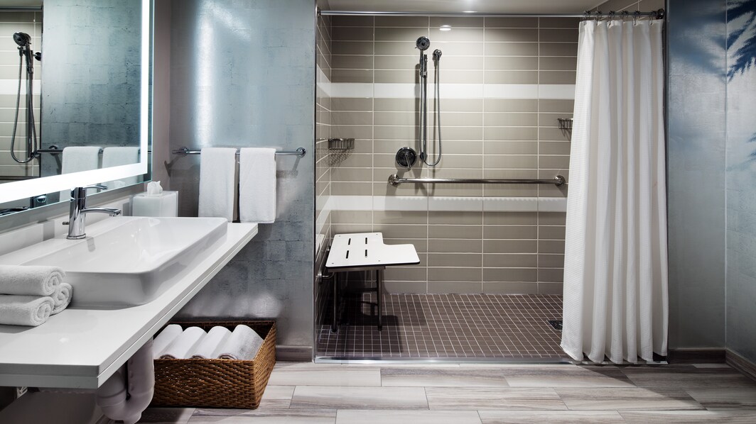 Ванная комната для гостей с ограниченными возможностями в люксе – безбарьерный душ