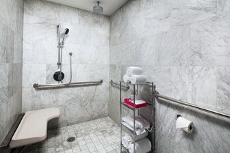 バリアフリーマーベラススイートバスルーム－車椅子用シャワー