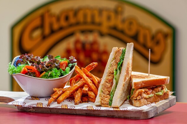 Champions Sports Bar – Sandwich mit Pulled Chicken und Beilagen