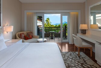 غرفة ممتازة (Premium) تضم سرير كينج (مقاس كبير) بإطلالة على المحيط