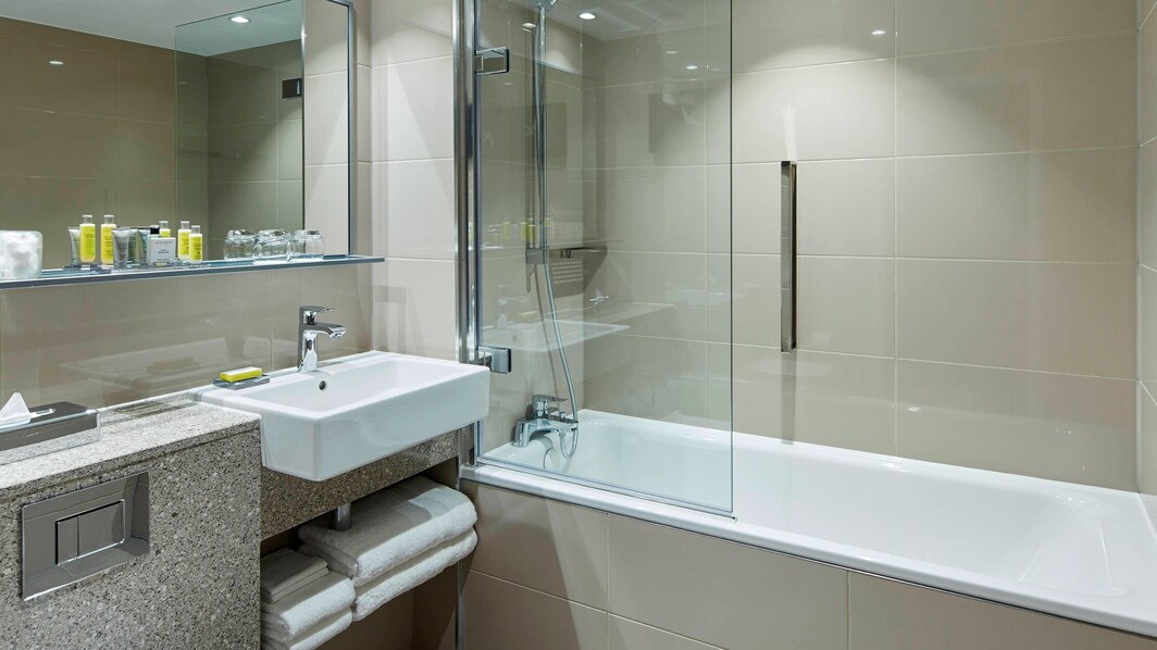 Guest Bathroom – Shower/tub combination